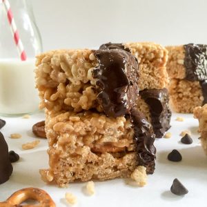 Craving bars are easy snacks for a grown-up palate. Made with dark chocolate, peanut butter, caramel, and sea salt; both kids and adults will go crazy for them! Recipe by Dash of Jazz