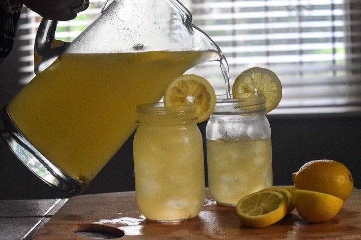 All-natural, 4-ingredient fizzy honey ginger lemonade made with Barritt's ginger beer. Add a splash of your favorite spirit to turn this into a cocktail! by Dash of Jazz