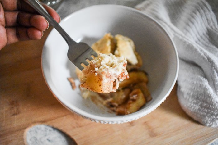 Simple Spiced Pear Cobbler is made with an easy scratch filling of crunchy pears and warm spices, and lightly sweet bisquick biscuit topping. Perfect for Fall and Winter when pears are in season! Recipe by Dash of Jazz