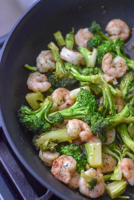 cooked shrimp and broccoli in skillet.