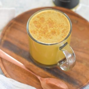 spiced honey mud\wtr latte in glass mug on wooden plate