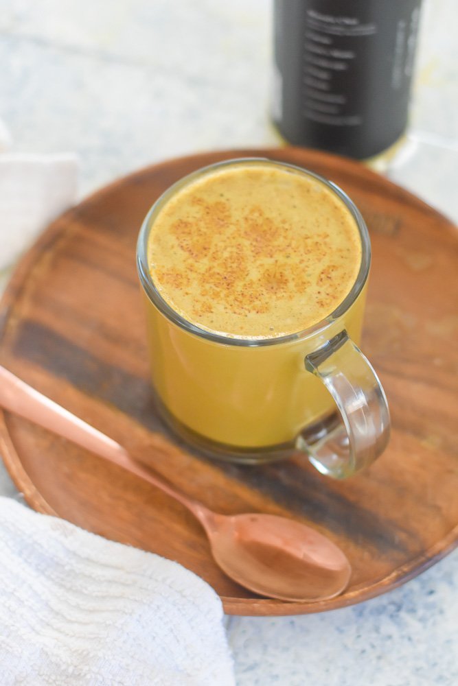 spiced honey mud\wtr latte in glass mug on wooden plate