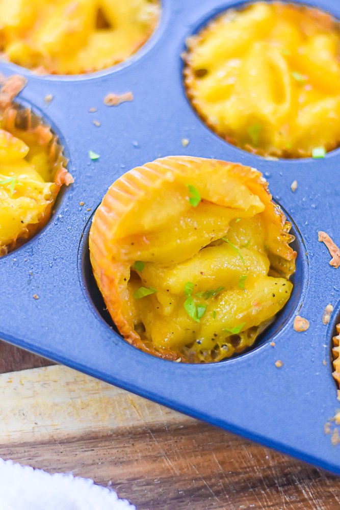 baked mac & cheese muffin in pan.