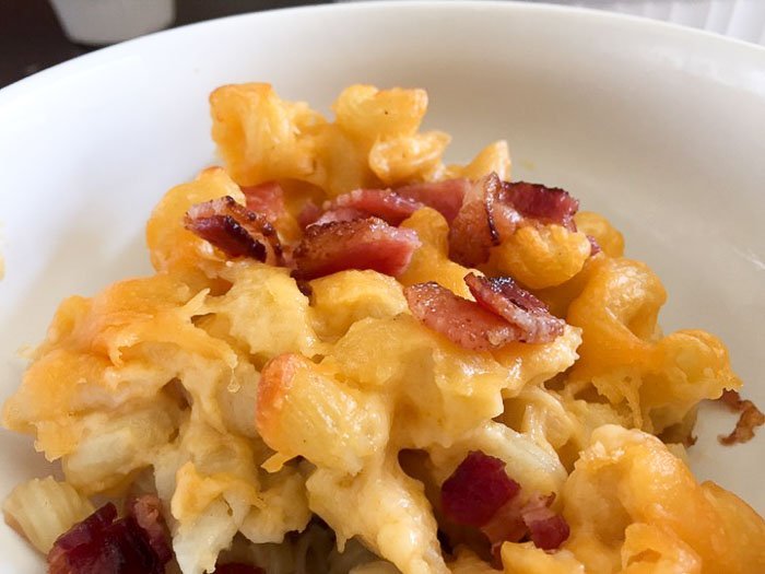 baked macaroni & cheese topped with chopped bacon pieces.