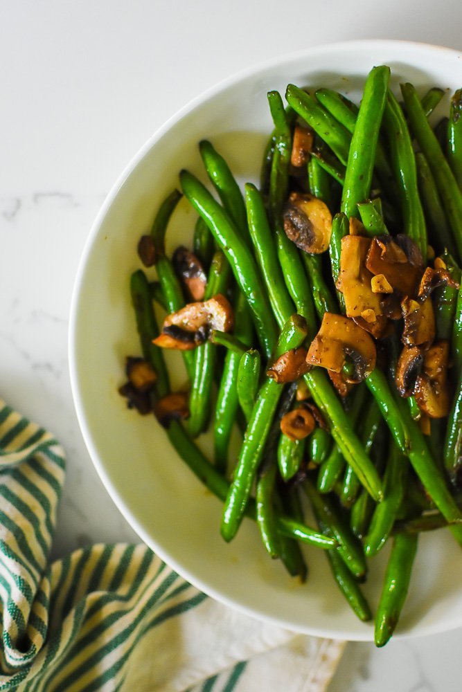thinly sliced mushrooms over tender green beans.